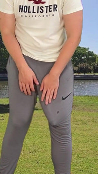 Grote monsterlul in grijze sweatpants klaarkomen