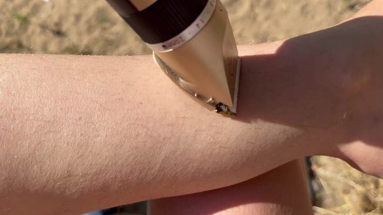 Cuteblonde666: Je taille ma chatte et mes jambes en gros plan