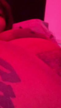 Eboni miang dengan tetek besar menjadi liar pada dildonya, si jalang solo tulen kesempurnaan