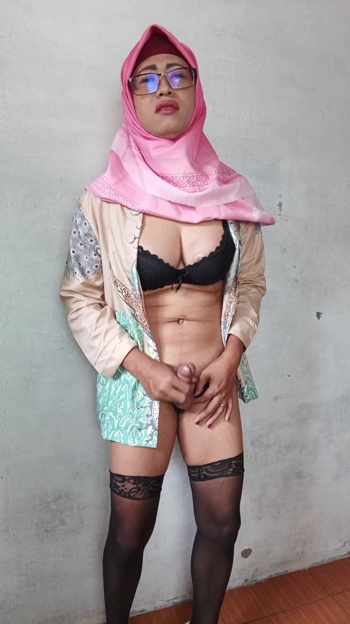 Mitha Zhe: Riesige arsch, hijab transe, dehnt ihren arsch mit dicken dildos...