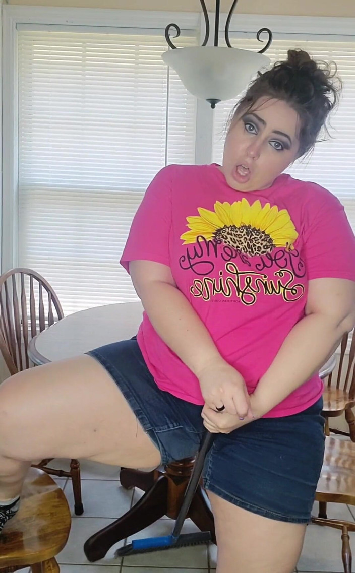 KinkyKatie: मैं इतना dork हूँ लेकिन मैं अपनी रसोई की सफाई कर रही थी और मूर्ख हो रही थी, फिर कुछ अविश्वसनीय हुआ