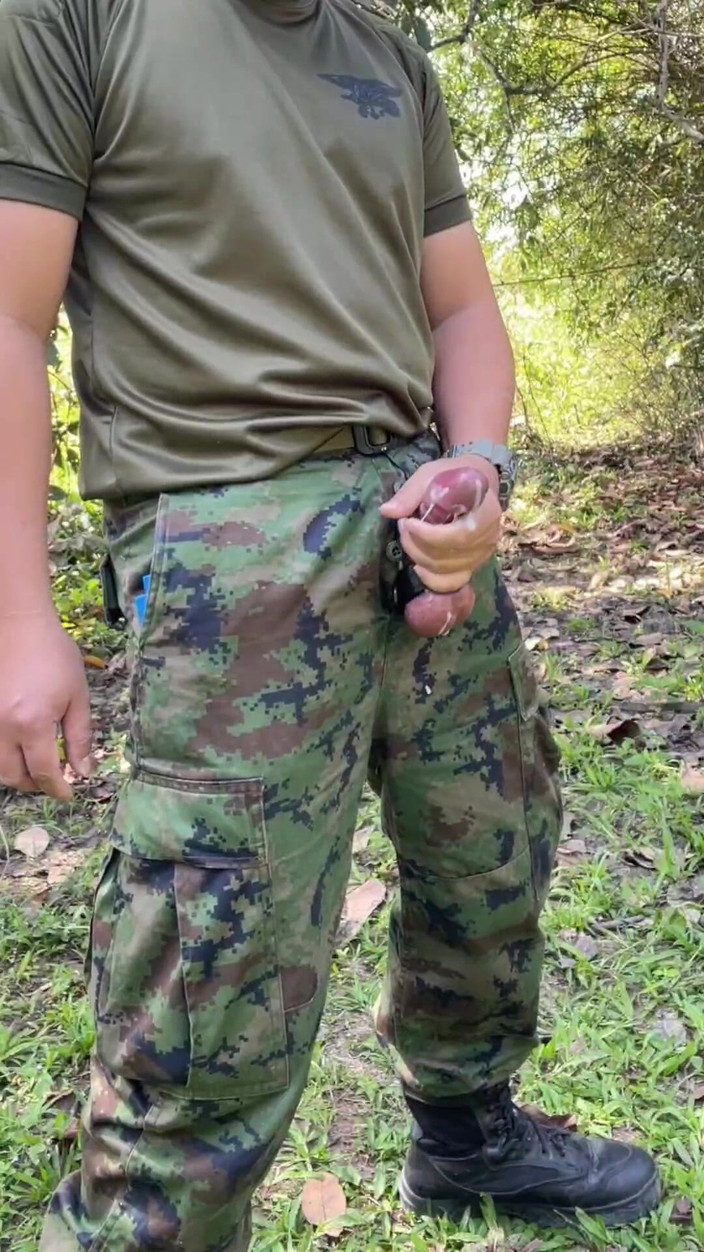Hiroshi_cr: Solider işte mastürbasyon yapıyor ve boşalıyor