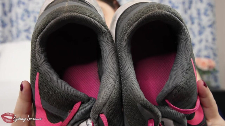 Sydney screams fetish: Stinkiest Adidași - Sydney Țipăte te face să adulmeci adulmeca adidașii lor...