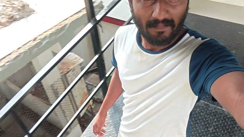 KUMBHA MANOJ KUMAR: Xhard - Moč pije v Hunter Vesnici