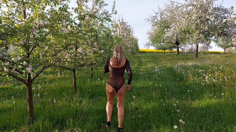 martinawest: ¡mujer Madura Pasea Por Fuera Con Un Traje Transparente!