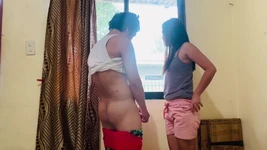 हम खुली खिड़की पर सेक्स करने की कोशिश करते हैं मैं बहुत कामुक और गीला है।