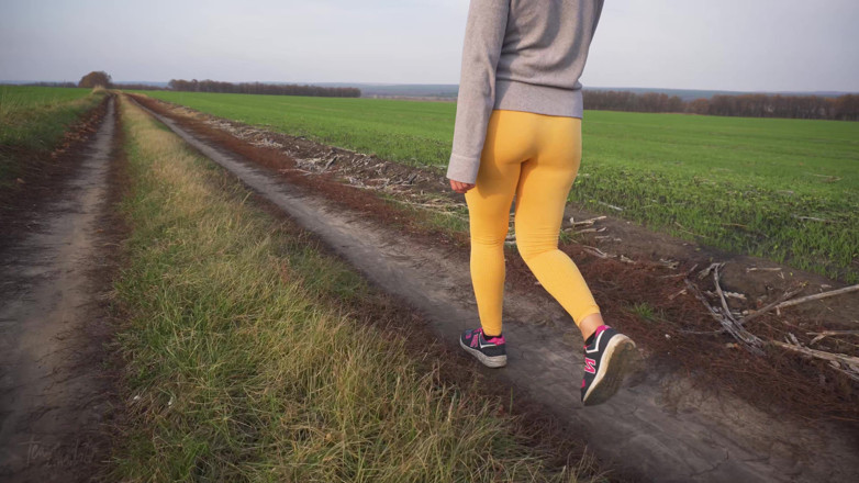 Teasecombo 4K: Kobiety chodzenie na zewnątrz w obcisłych spodniach do jogi