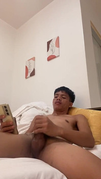 Filipino Twink robi się twardy, szarpiąc się do wybuchowego wytrysku