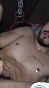 Joven latino se acuesta con un chico musculoso