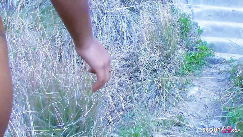 Full porn collection: Seksi genç oldia paris açık havada diğer yarağı emerken götünü...