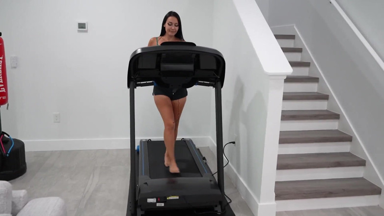 Fuzzy peach productions: Jade Greene锻炼和第一人称视角口交和颜射