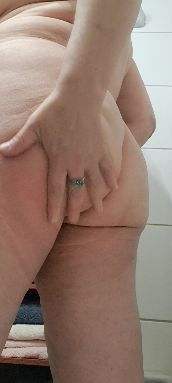 Mommy big hairy pussy: Мамка раскрывает свою попку, показывая