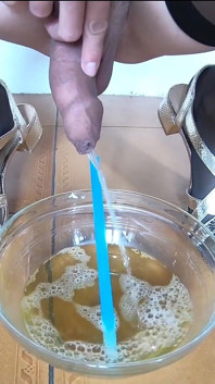 Un cuenco de pis sucio y semen, delicioso
