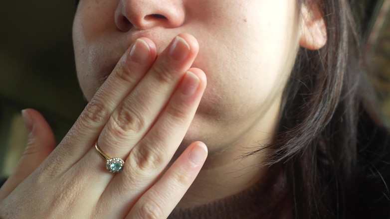 AmayaMori: Entra starnutendo in auto il mio fiore di plastica reazione...