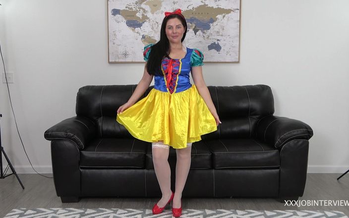 XXX Job Interviews: Theodora day bianca come la neve si sporca ingoia sperma