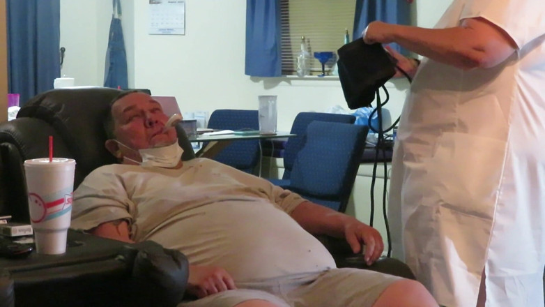 BBW nurse Vicki adventures with friends: Gordinha enfermeira Vicki leva pares de sinais vitais