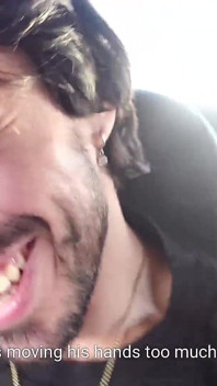 Tony est pris dans la voiture et est chatouillé