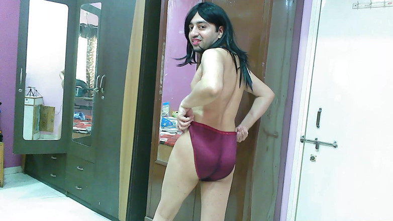 Cute & Nude Crossdresser: Gorąca maminsynek crossdresser femboy w koronkowym zestawie stanik-majtki.