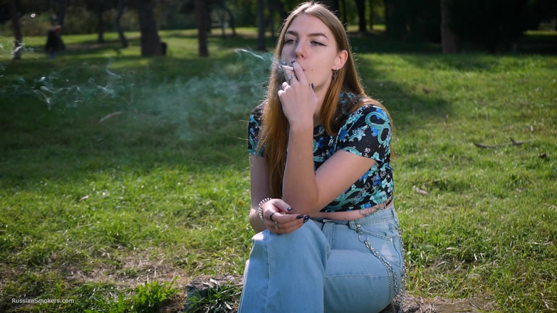 Russian Smokers: บรรยากาศสตูดิโอบุหรี่สาวงามรัสเซียเย้ายวน