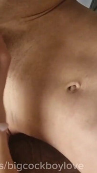 Femboys söta röv knullas av en stor kuk på ett bord före lektionen