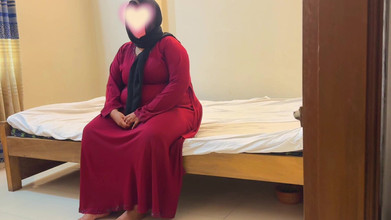 Aria Mia: Mengongkek ibu mertua Muslim montel yang memakai Burqa Merah & Tudung