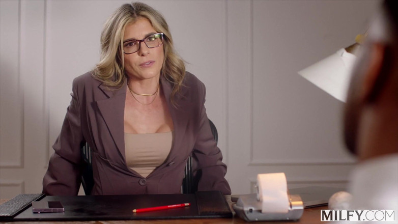 Milfy: Cory la bosslady amante dell'anale dà al candidato un vero...