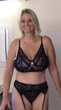Milf parecendo sexy em lingerie preta