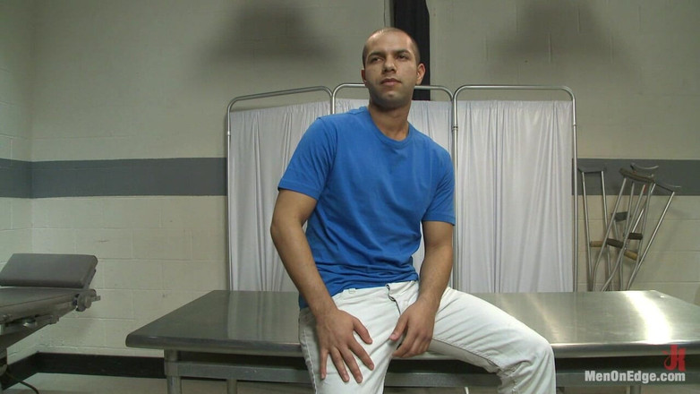 Men on Edge: Carter West es médicamente examinado y bordeado por dos pervertidos