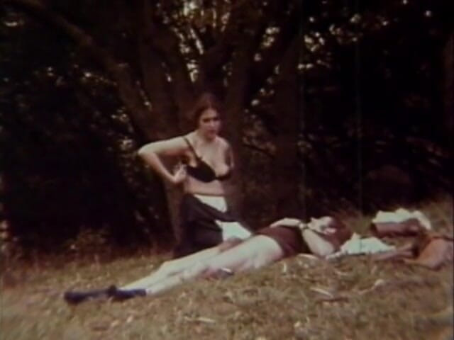 Vintage Usa: Milf rabuda com buceta peluda é fodida anal ao ar livre