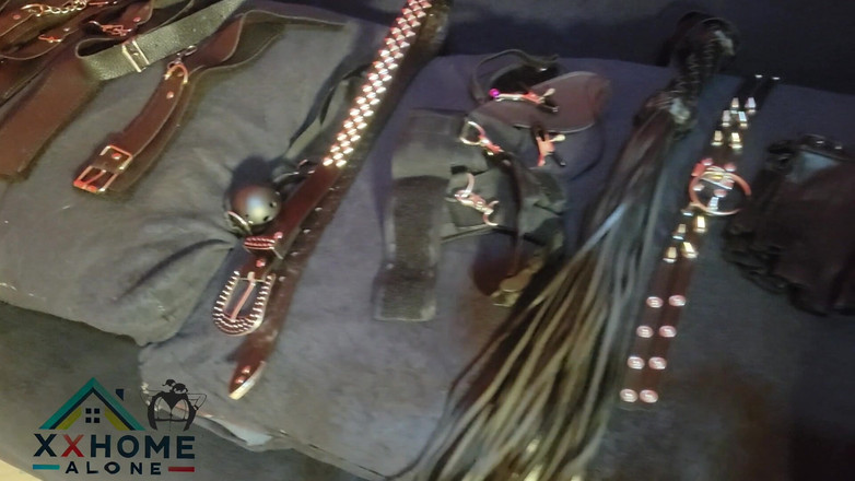 Home Alone: Africká BDSM submisivní děvka vnadná kočka, svázaná v otroctví BDSM...