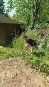Největší děvka v Alsasku ukazuje svůj zadek na ulici C před kolemjdoucí