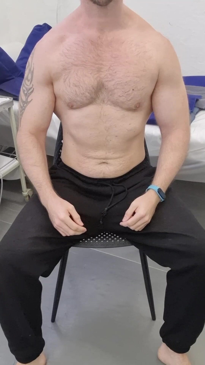 Armagedonxxl: This Man Love Oil on His Big Penis