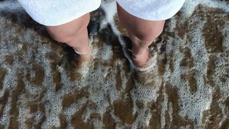 Idmir Sugary: Kaki dan Laut Lebih Perlahan - Satu Kaki Tanpa Kaki Dan...