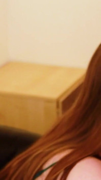 Olivia di 18 anni succhia una stanza piena di ragazzi