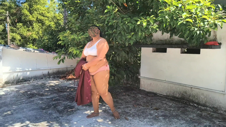 Anne Ipe: Desi ragazza in gonna, diventa completamente nuda all'aperto
