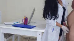 Doutora Jennyfer Resolve Problema De Erecao Durante Exame!