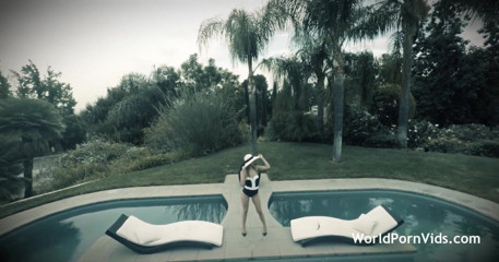 Selected worldwide porn: 見事な、裸の赤ん坊はプールサイドで自慰行為をしながら絶頂しています