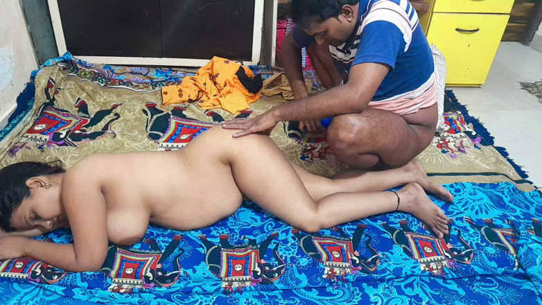 Hot Indian Aunty: Seductive Indian Aunty &amp; Her Husband Private Porn