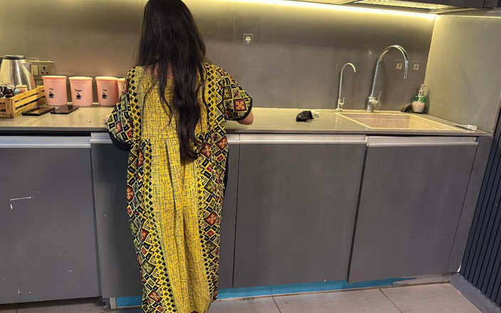 UrbanDesix: Bhatije Ke Sone per Chachi Ne Uske Land Ko Nikal...