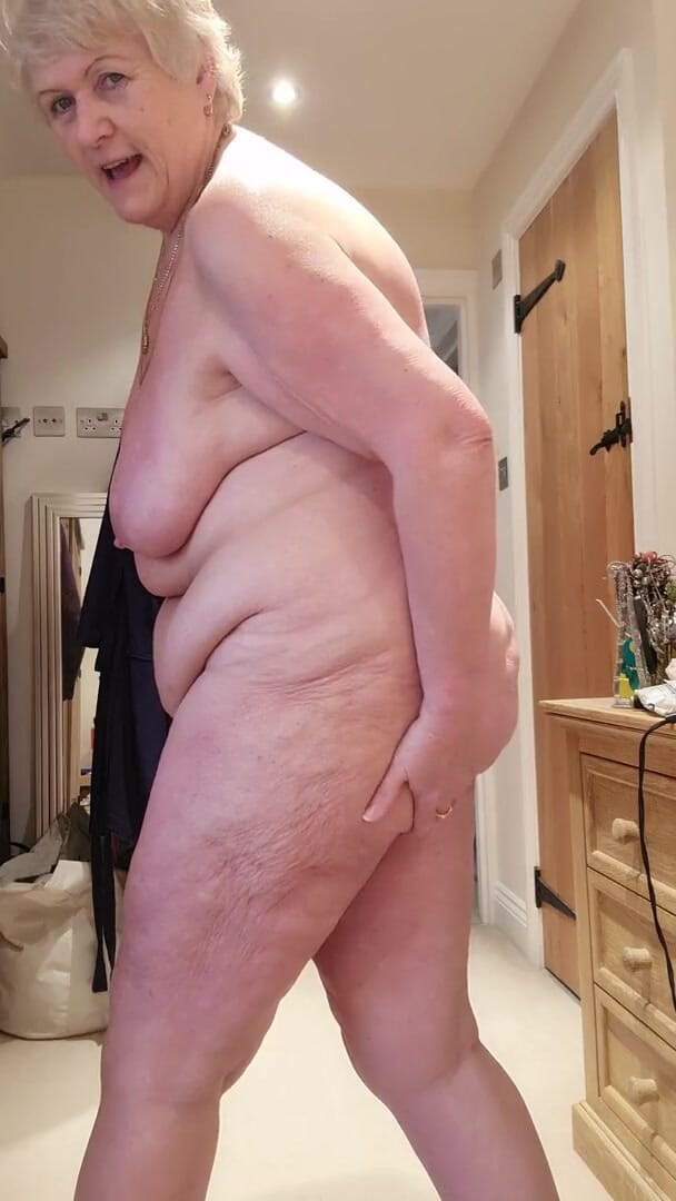 Uk Joolz: Barriga nua e provocação inferior.