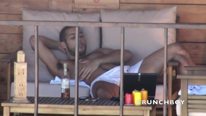 STRAIGHT BOY CURIOUS: Urso árabe straigth mostra seu enorme cokc em exhib ao ar...