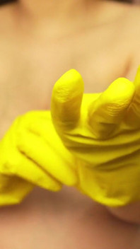 La sorellastra gigantessa mette il fratellastro nel suo guanto giallo per lavare i piatti e poi gioca con lui divertendosi con lui