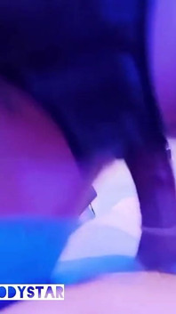 Procace bionda bimbo troia gola profonda e cazzo nella camera d'albergo