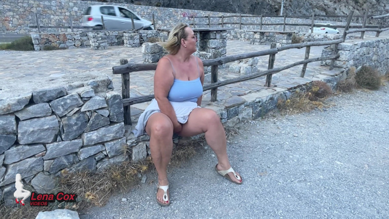 Lena Cox: Exploze nadržené manželky na parkovišti Obrubník
