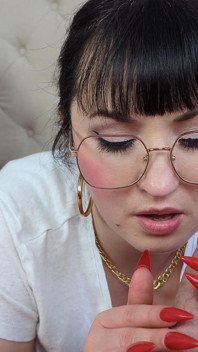 (698) En primer plano, pajeando uñas rojas y gafas para los ojos mamada: ¿cuánto tiempo puedes durar? Dame Olga (4k)