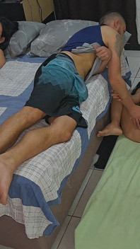 Esposa Comparte Habitación Con Su Amigo Y Esposo