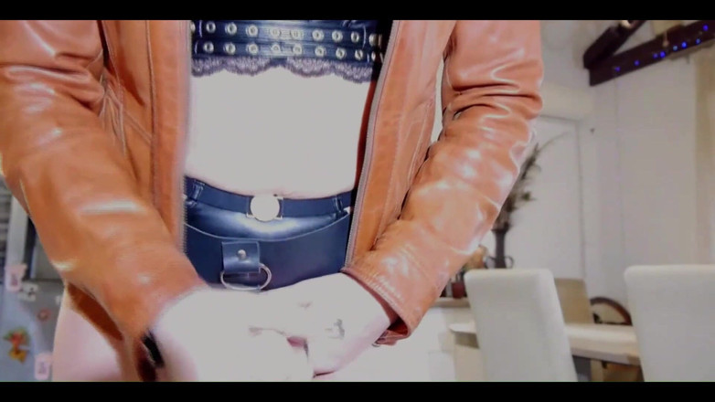 MilfyCalla: Strapon JOi kožená bunda fetiš, plivat a intenzivní škádlení- prev