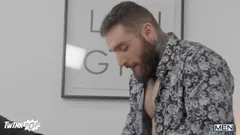 Justo cuando Tony D'angelo se suba al ascensor, pero el cachondo Felix Fox le da una mirada traviesa
