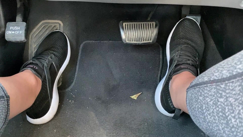 footivities: Pedal memompa dengan sepatu tenis oleh ivys feet