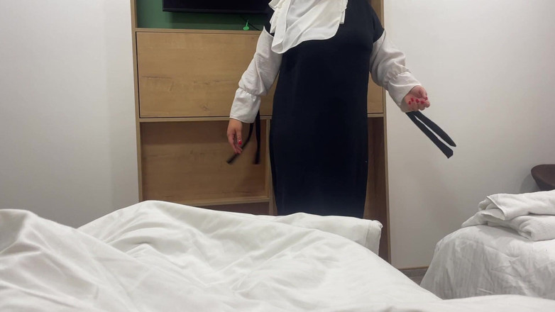 Lux Eva: 一个阿拉伯女仆在酒店房间里勾引了一个客户